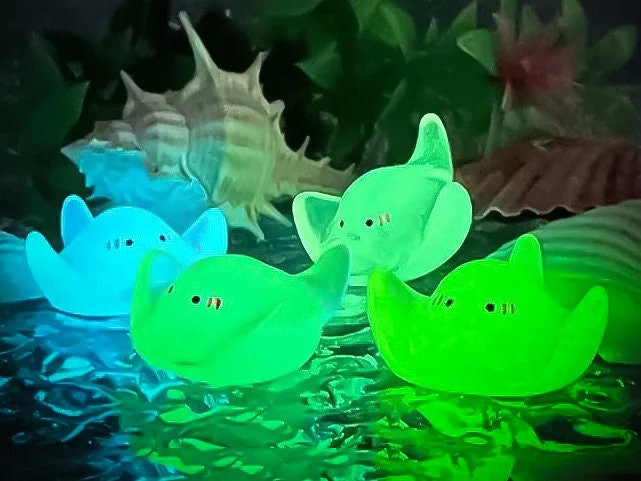 Glow-in-the-dark manta ray charms on a shoe shoe. These enchanting accessories light up in the dark, adding a marine-inspired touch to your footwear. Perfect for customizing your shoes with a unique and magical ocean theme.