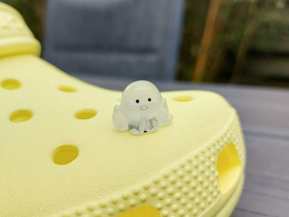 Glow in the dark octopus shoe charms on a pair of shoes shoes. Luminous charms in different colors.