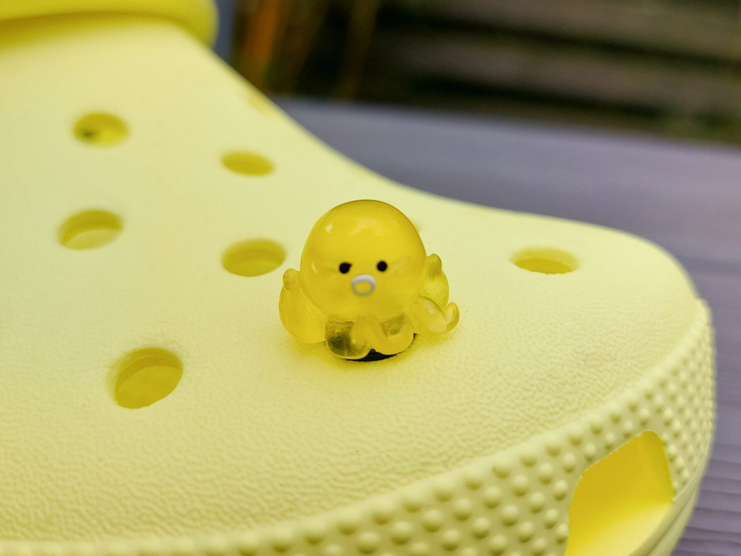 Glow in the dark octopus shoe charms on a pair of shoes shoes. Luminous charms in different colors.